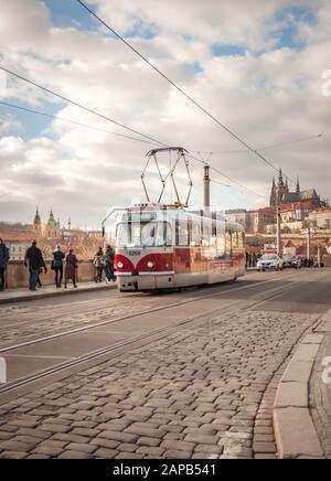 Prag, Tschechische Republik 1/5/2020: Mánes-Brücke, über die Moldau. Straßenbahn vorbeiführt. Stockfoto