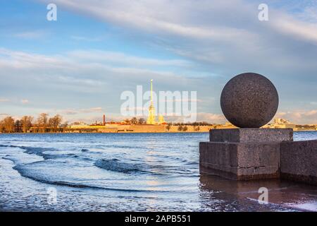 Blick vom Pfeil der Insel Vasilyevsky auf die Peter-und-Paul-Festung während des Winters Anstieg des Wasserpegels Stockfoto