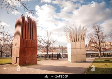 Prag, Tschechien, 1/5/2020: Jan Palach Memorial von John Hejduk. Das Haus des Selbstmords und das Haus der Mutter des Selbstmords. Stockfoto