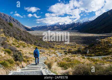 Vom Tasman-Gletscherspaziergang mit blauer Person im Mount Cook National Park, Aoraki, South Island, Neuseeland Stockfoto