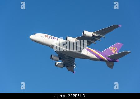 Airbus A380-841 von Thai Airways, Start vom Flughafen Heathrow, London Borough of Hillingdon, Greater London, England, Großbritannien Stockfoto