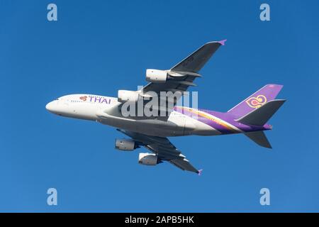 Airbus A380-841 von Thai Airways, Start vom Flughafen Heathrow, London Borough of Hillingdon, Greater London, England, Großbritannien Stockfoto