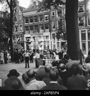 Volksunterhaltung in Amsterdam. Rep. Der verschiedenen Festlichkeiten im Zusammenhang mit der Befreiung in der Hauptstadt Beschreibung: [Acrobat Busy at Thorbeckeplein] Datum: Mai 1945 Ort: Amsterdam, Noord-Holland Schlüsselwörter: Befreiungsfeste, Zweiter Weltkrieg Stockfoto