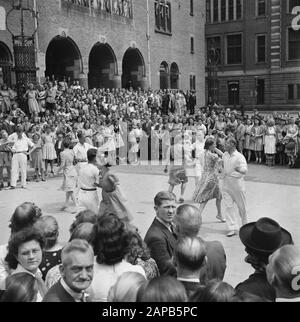 Volksunterhaltung in Amsterdam. Rep. Der verschiedenen Festlichkeiten im Zusammenhang mit der Befreiung in der Hauptstadt Beschreibung: [Tanzvorführung auf den Koopmansbeurs] Datum: 1945 Ort: Amsterdam, Noord-Holland Schlüsselwörter: Befreiungsfeste, Zweiter Weltkrieg Stockfoto