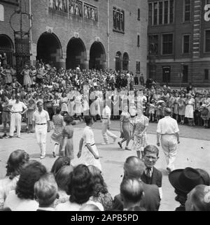 Volksunterhaltung in Amsterdam. Rep. Der verschiedenen Festlichkeiten im Zusammenhang mit der Befreiung in der Hauptstadt Beschreibung: [Tanzvorführung auf den Koopmansbeurs] Datum: Mai 1945 Ort: Amsterdam, Noord-Holland Schlüsselwörter: Befreiungsfeste, Zweiter Weltkrieg Stockfoto