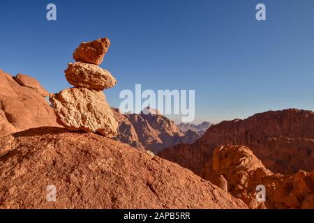Ein Steinhaufen, der von einem Reisenden auf dem Berg Sinai, Ägypten, erschaffen wurde Stockfoto