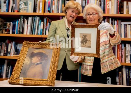 22. Januar 2020, Berlin: Monika Grütters (CDU, l), Staatsministerin für Kultur, gibt in ihrem Büro im Bundeskanzleramt drei als Nazi-Beutekunst identifizierte Kunstwerke an Francine Kahn zurück, Großnichte des Kunstsammlers Armand Dorville. Die fraglichen Werke sind das Aquarell "Dame in einem Abendgewand" (nicht im Bild) und das Gemälde "Porträt einer Dame" (l) von Jean-Louis Forain, beide aus der Sammlung von Cornelius Gurlitt, sowie die Zeichnung "Amazonas mit aufziehenden Pferd" (M) von Conantin-Jungs, Das zuletzt in Privatbesitz war. Foto: Christoph Soeder / dpa Stockfoto
