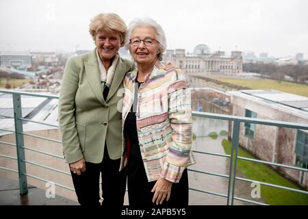 22. Januar 2020, Berlin: Monika Grütters (CDU, l), Staatsministerin für Kultur, und Francine Kahn, Großnichte des Kunstsammlers Armand Dorville, stehen nach der Rückkehr von drei als nationalsozialistische Beutekunst identifizierten Kunstwerken an die Erbin Armand Dorville auf dem Balkon von Grütters Büro im Bundeskanzleramt. Dabei geht es um das Aquarell "Lady in an Evening Gown" und das Gemälde "Porträt einer Dame" von Jean-Louis Forain, beide aus der Sammlung von Cornelius Gurlitt, sowie um die Zeichnung "Amazon mit aufragenden Pferd" von Conantin-Jungs, die zuletzt in Privatbesitz war Stockfoto
