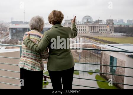 22. Januar 2020, Berlin: Monika Grütters (CDU, r), Staatsministerin für Kultur, und Francine Kahn, Großnichte des Kunstsammlers Armand Dorville, stehen nach der Rückkehr von drei als Nazi-Beutekunst identifizierten Kunstwerken an die Erbin Armand Dorville auf dem Balkon von Grütters Büro im Bundeskanzleramt. Dabei geht es um das Aquarell "Lady in an Evening Gown" und das Gemälde "Porträt einer Dame" von Jean-Louis Forain, beide aus der Sammlung von Cornelius Gurlitt, sowie um die Zeichnung "Amazon mit aufragenden Pferd" von Conantin-Jungs, die zuletzt in Privatbesitz war Stockfoto