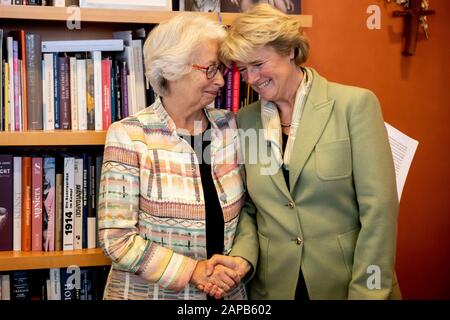 22. Januar 2020, Berlin: Monika Grütters (CDU, r), Staatsministerin für Kultur, und Francine Kahn, Großnichte des Kunstsammlers Armand Dorville, schütteln die Hände in der Rückkehr von drei Kunstwerken, die als Nazi-Beutekunst identifiziert wurden, an die Erbin Armand Dorville in Grütters Büro im Bundeskanzleramt. Dabei geht es um das Aquarell "Lady in an Evening Gown" und das Gemälde "Porträt einer Dame" von Jean-Louis Forain, beide aus der Sammlung von Cornelius Gurlitt, sowie um die Zeichnung "Amazon mit aufragenden Pferd" von Conantin-Jungs, die zuletzt in Privatbesitz war. Foto: Chr Stockfoto