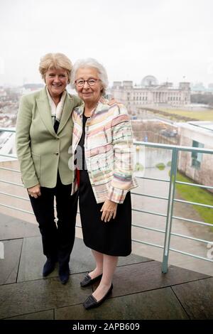22. Januar 2020, Berlin: Monika Grütters (CDU, l), Staatsministerin für Kultur, und Francine Kahn, Großnichte des Kunstsammlers Armand Dorville, stehen nach der Rückkehr von drei als nationalsozialistische Beutekunst identifizierten Kunstwerken an die Erbin Armand Dorville auf dem Balkon des Büros Grütters im Bundeskanzleramt. Dabei geht es um das Aquarell "Lady in an Evening Gown" und das Gemälde "Porträt einer Dame" von Jean-Louis Forain, beide aus der Sammlung von Cornelius Gurlitt, sowie um die Zeichnung "Amazon mit aufragenden Pferd" von Conantin-Jungs, die zuletzt in Privatbesitz war Stockfoto