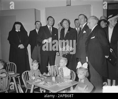 Besuchen Sie Königin Juliana zum Waisenhaus Rooms Katholiek im Jordaan Datum: 11. September 1953 Lage: Amsterdam, Noord-Holland Schlüsselwörter: Königin, Besuche, Waisenhäuser persönlicher Name: Juliana, Königin Stockfoto