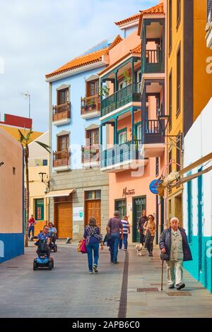 Puerto de la Cruz, Tenera, Spanien - 13. Dezember 2019: Straße mit Wanderern in der Altstadt von Puerto de la Cruz, Den Kanarischen Inseln. Stockfoto