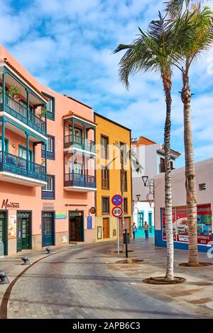 Puerto de la Cruz, Tenera, Spanien - 13. Dezember 2019: Straße mit Häusern mit traditionellen kanarischen Balkonen in Puerto de la Cruz, Den Kanaren Stockfoto