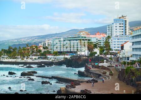 Puerto de la Cruz, Tenera, Spanien - 13. Dezember 2019: Hotels am Wasser und Ferienort an der Küste von Puerto de la Cruz, Den Kanarischen Inseln Stockfoto