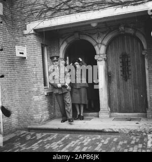 Trainingslager für das Frauen-Hilfskorps in Bouvigne Beschreibung: Besuch von General Kruls. In Begleitung des Kommandeurs C.E. Smit-Dyserinck Datum: August 1945 Ort: Breda Schlagwörter: Armee, Militär, Ausbildung, Frauen persönlicher Name: Bouvigne Stockfoto
