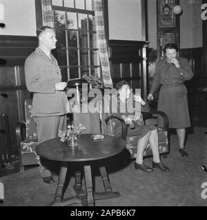 Trainingslager für das Frauen-Hilfskorps in Bouvigne Beschreibung: Besuch von General Kruls Datum: August 1945 Ort: Breda Schlüsselwörter: Armee, Militär, Ausbildung, Frauen Institutionenname: VHK Stockfoto