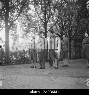 Trainingslager für das Frauen-Hilfskorps in Bouvigne Beschreibung: Besuch von General Kruls. Neben ihm der Kommandant C.E. Smit-Dyserinck Datum: August 1945 Ort: Breda Schlagwörter: Armee, Militär, Ausbildung, Frauen Institutionenname: VHK Stockfoto