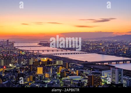 Blick auf die Skyline von Osaka mit Blick auf den Fluss, die Stadt und den goldenen Himmel vom Umeda Sky Building aus. Stockfoto