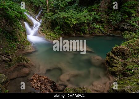 Schöne Naturlandung des Wasserfalls von Erawan in Kanchanaburi, Thailand Stockfoto