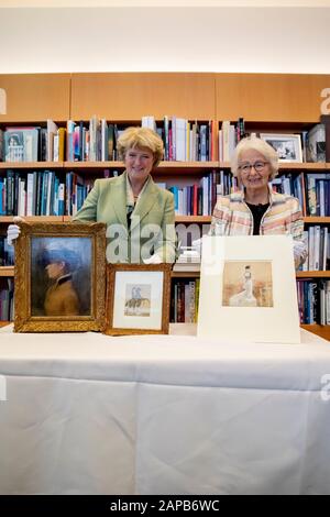 Berlin, Deutschland. Januar 2020. Monika Grütters (CDU, l), Staatsministerin für Kultur, gibt drei als Nazi-Beutekunst identifizierte Kunstwerke an Francine Kahn, Großnichte des Kunstsammlers Armand Dorville, in ihrem Büro im Bundeskanzleramt zurück. Die fraglichen Werke sind das Aquarell "Dame in einem Abendkoch" (r) und das Gemälde "Porträt einer Dame" (l) von Jean-Louis Forain, beide aus der Sammlung von Cornelius Gurlitt, sowie die Zeichnung "Amazonas mit aufziehenden Pferd" (M) von Conantin-Jungs, die zuletzt in Privatbesitz war. Credit: Christoph Soeder / dpa / Alamy Live News Stockfoto