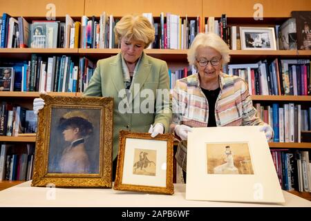Berlin, Deutschland. Januar 2020. Monika Grütters (CDU, l), Staatsministerin für Kultur, gibt drei als Nazi-Beutekunst identifizierte Kunstwerke an Francine Kahn, Großnichte des Kunstsammlers Armand Dorville, in ihrem Büro im Bundeskanzleramt zurück. Die fraglichen Werke sind das Aquarell "Dame in einem Abendkoch" (r) und das Gemälde "Porträt einer Dame" (l) von Jean-Louis Forain, beide aus der Sammlung von Cornelius Gurlitt, sowie die Zeichnung "Amazonas mit aufziehenden Pferd" (M) von Conantin-Jungs, die zuletzt in Privatbesitz war. Credit: Christoph Soeder / dpa / Alamy Live News Stockfoto