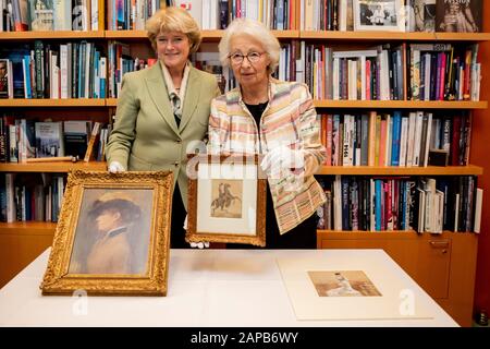 Berlin, Deutschland. Januar 2020. Monika Grütters (CDU, l), Staatsministerin für Kultur, gibt drei als Nazi-Beutekunst identifizierte Kunstwerke an Francine Kahn, Großnichte des Kunstsammlers Armand Dorville, in ihrem Büro im Bundeskanzleramt zurück. Die fraglichen Werke sind das Aquarell "Dame in einem Abendkoch" (r) und das Gemälde "Porträt einer Dame" (l) von Jean-Louis Forain, beide aus der Sammlung von Cornelius Gurlitt, sowie die Zeichnung "Amazonas mit aufziehenden Pferd" (M) von Conantin-Jungs, die zuletzt in Privatbesitz war. Credit: Christoph Soeder / dpa / Alamy Live News Stockfoto