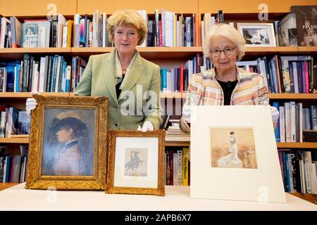 Berlin, Deutschland. Januar 2020. Monika Grütters (CDU, l), Staatsministerin für Kultur, gibt drei als Nazi-Beutekunst identifizierte Kunstwerke an Francine Kahn, Großnichte des Kunstsammlers Armand Dorville, in ihrem Büro im Bundeskanzleramt zurück. Die fraglichen Werke sind das Aquarell "Dame in einem Abendkoch" (r) und das Gemälde "Porträt einer Dame" (l) von Jean-Louis Forain, beide aus der Sammlung von Cornelius Gurlitt, sowie die Zeichnung "Amazonas mit aufziehenden Pferd" (M) von Conantin-Jungs, die zuletzt in Privatbesitz war. Credit: Christoph Soeder / dpa / Alamy Live News Stockfoto