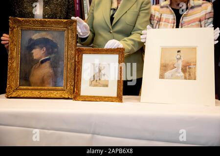 Berlin, Deutschland. Januar 2020. Drei als nationalsozialistische Beutekunst identifizierte Kunstwerke sind im Amt des Kultusministers Grütters im Bundeskanzleramt zu sehen, wenn sie an die Erbin Armand Dorvilles zurückgegeben werden. Die fraglichen Werke sind das Aquarell "Dame in einem Abendkoch" (r) und das Gemälde "Porträt einer Dame" (l) von Jean-Louis Forain, beide aus der Sammlung von Cornelius Gurlitt, sowie die Zeichnung "Amazonas mit aufziehenden Pferd" (M) von Conantin-Jungs, die zuletzt in Privatbesitz war. Credit: Christoph Soeder / dpa / Alamy Live News Stockfoto