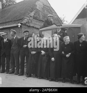 Bauernparty in einem Drenthe Dorf Beschreibung: Anwohner stehen auf der Straße und warten auf eine Parade? Anmerkung: Der dritte Mann von links erscheint auch im Fotobericht über den GP Vasbinder von Gramsbergen Datum: 1945 Ort: Drenthe Schlüsselwörter: Folklore Stockfoto