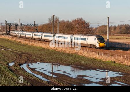 Ein Kippzug von Avanti Pendolino an der West Coast Main Line bei Winwick. Stockfoto