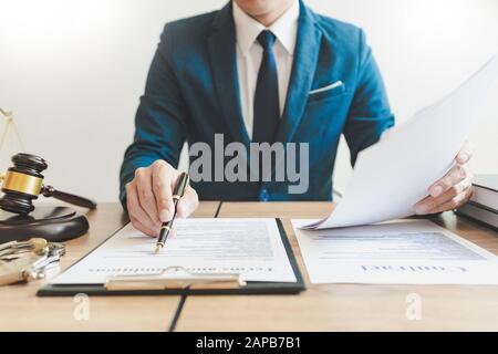 Rechtsanwalt Richter Lesen von Dokumenten am Schreibtisch im Gerichtssaal. Stockfoto