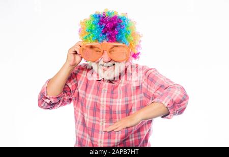Viel Spaß. Lustiger Lebensstil. Spaß und Unterhaltung. Comic-Großvater-Konzept. Schöner Witz. Opa immer Spaß. Älterer Clown. Mann Senior bärtige fröhliche Person trägt bunte Perücke und Sonnenbrille. Stockfoto