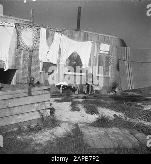 Bunker als Wohnung in Zeeuws-Vlaanderen Datum: Oktober 1945 Standort: Zeeland, Zeelandic Flanders Schlüsselwörter: Bunkers, Wäscherei, Wiederaufbau, Wohnungen Stockfoto