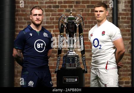 Der schottische Stuart Hogg (links) und Englands Owen Farrell posieren für ein Foto mit der Six Nations Trophäe während der Guinness Six Nations Launch im Tobacco Dock, London. Stockfoto