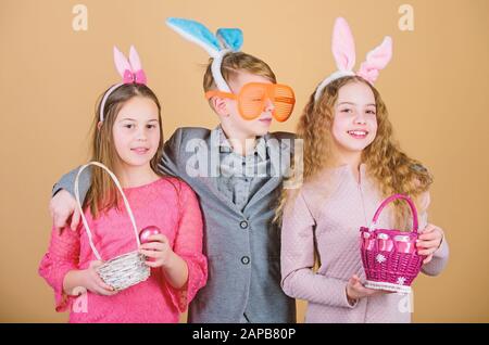 Ostern Aktivität und Spaß. Freunde Zusammen Spass haben am Ostersonntag. Kinder mit Körbchen bereit Jagd für Ostereier. Bereit für Eier Jagd. Gruppe Kinder Hasenohren Zubehör feiern Ostern. Stockfoto