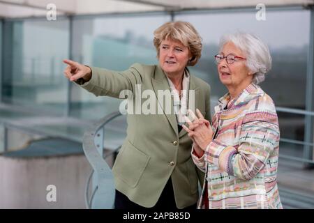 22. Januar 2020, Berlin: Monika Grütters (CDU, l), Staatsministerin für Kultur, und Francine Kahn, Großnichte des Kunstsammlers Armand Dorville, stehen nach der Rückkehr von drei als nationalsozialistische Beutekunst identifizierten Kunstwerken an die Erbin Armand Dorville auf dem Balkon des Büros Grütters im Bundeskanzleramt. Dabei geht es um das Aquarell "Lady in an Evening Gown" und das Gemälde "Porträt einer Dame" von Jean-Louis Forain, beide aus der Sammlung von Cornelius Gurlitt, sowie um die Zeichnung "Amazon mit aufragenden Pferd" von Conantin-Jungs, die zuletzt in Privatbesitz war Stockfoto