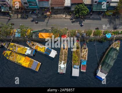 Luftbild des schwimmenden Blumenmarktes in Saigon oder Ho-Chi-Minh-Stadt in Vietnam. Der Markt am Te Canal ist für Tet Holiday oder Lunar New Year geöffnet Stockfoto