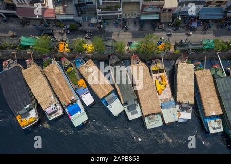 Luftbild des schwimmenden Blumenmarktes in Saigon oder Ho-Chi-Minh-Stadt in Vietnam. Der Markt am Te Canal ist für Tet Holiday oder Lunar New Year geöffnet Stockfoto