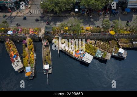 Luftbild des schwimmenden Blumenmarktes in Saigon oder Ho-Chi-Minh-Stadt in Vietnam. Der Markt am Te Canal ist für Tet Holiday oder Lunar New Year geöffnet Stockfoto