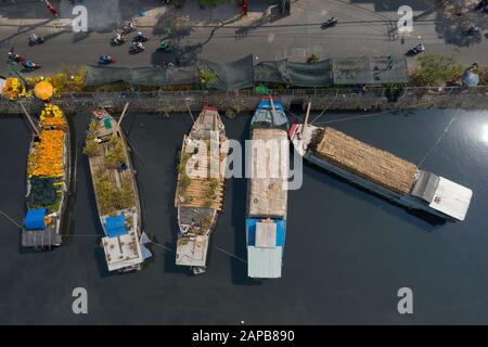 Luftbild des schwimmenden Blumenmarktes in Saigon oder Ho-Chi-Minh-Stadt in Vietnam. Der Markt am Te Canal ist für Tet Holiday oder Lunar New Year geöffnet Stockfoto