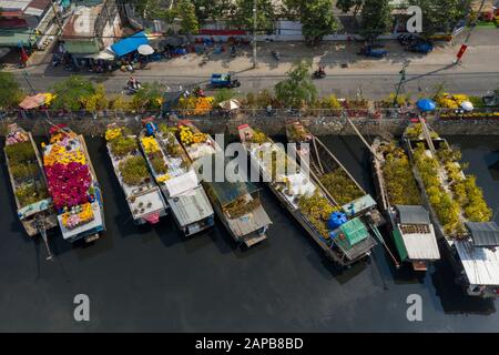 Luftbild des schwimmenden Blumenmarktes in Saigon oder Ho-Chi-Minh-Stadt in Vietnam. Der Markt am Te Canal ist für Tet Holiday oder Lunar New Year geöffnet Stockfoto