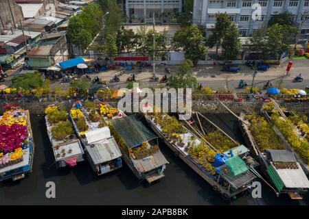 Luftbild des schwimmenden Blumenmarktes in Saigon oder Ho-Chi-Minh-Stadt in Vietnam. Der Markt am Te Canal ist für Tet Holiday oder Lunar New Year geöffnet Stockfoto