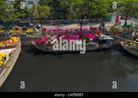 Luftbild des schwimmenden Blumenmarktes in Saigon oder Ho-Chi-Minh-Stadt in Vietnam. Der Markt am Te Canal ist für Tet Holiday oder Lunar New Year geöffnet Stockfoto