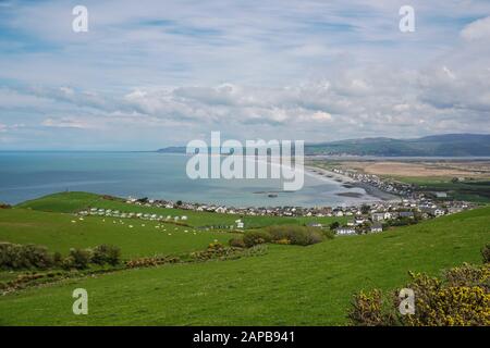 Borth Ceredigion, hohe Ansicht von der Küstenstraße von Aberystwyth, zeigt Aberdovey im Hintergrund sowie die Küste von North Wales Stockfoto