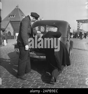 Generalprobe für Das Spiel der Befreiung, das am 4. Und 6. Mai 1946 im Olympiastadion ausgetragen wird Beschreibung: Der CCD [Central Control Service]. Alle vorbeifahrenden Autos unterliegen einer gründlichen Untersuchung Anmerkung: Der Central Control Service war eine Fortsetzung des Central Crisis Control Service, der hauptsächlich auf die Bekämpfung des Schwarzhandels abzielte. Das CCD wurde 1954 in den Generalinspektionsdienst des Landwirtschaftsministeriums umgewandelt Datum: 3. Mai 1946 Schlüsselwörter: Wirtschaft, Suchdienste Stockfoto