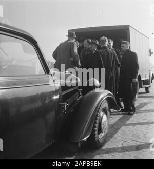 Generalprobe für Das Spiel der Befreiung, das am 4. Und 6. Mai 1946 im Olympiastadion ausgetragen wird Beschreibung: Der CCD [Central Control Service]. Alle vorbeifahrenden Autos unterliegen einer gründlichen Untersuchung Anmerkung: Der Central Control Service war eine Fortsetzung des Central Crisis Control Service, der hauptsächlich auf die Bekämpfung des Schwarzhandels abzielte. Das CCD wurde 1954 in den Generalinspektionsdienst des Landwirtschaftsministeriums umgewandelt Datum: 3. Mai 1946 Schlüsselwörter: Wirtschaft, Suchdienste Stockfoto