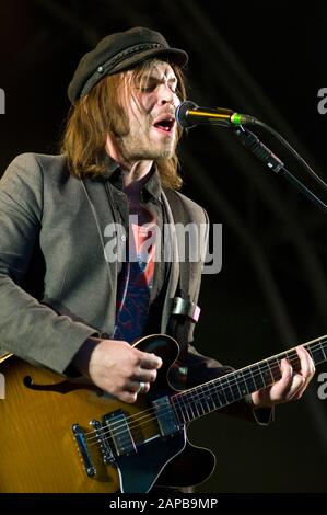 Supergrass (Gaz Coombes), der auf dem Wychwood Festival, Großbritannien, am 30. Mai 2009 auftrat Stockfoto