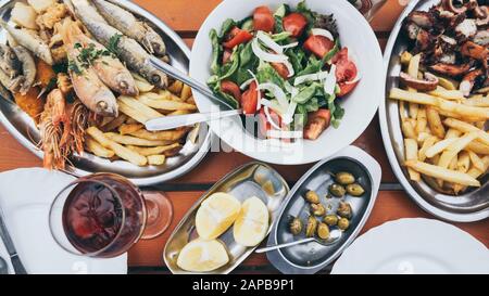 Flat Lay of Cyprus Fish and Seafood Meze with Oliven, Lemon and Greek Salat. Stillleben von gerichten der mediterranen Küche. Stockfoto