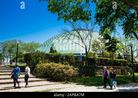 Porto, PORTUGAL - MAI 2018: Touristen, die die Gärten des Kristallpalastes und den Pavillon Rosa Mota besuchen Stockfoto